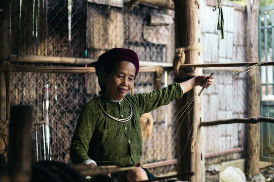 Local people: Hmong weaver working with hemp