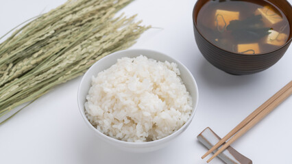 日本の食事｜おいしそうなご飯と味噌汁と収穫した稲穂