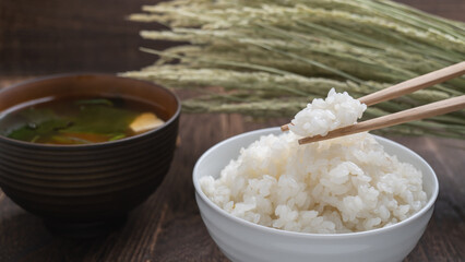 日本の食事｜おいしそうなご飯と味噌汁と収穫した稲穂