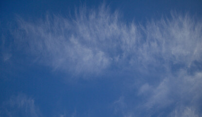 Białe chmury cirrus na tle nieba