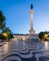 Sonnenaufgang und Blaue Stunde am Praça Dom Pedro IV in Lissabon, Portugal - 593823392