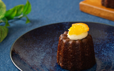 canelé on the table. テーブルの上のカヌレ