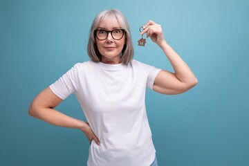 middle-aged turnkey business. woman holding real estate keys