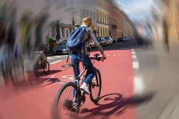 Junge Fahrradfahrerin in der Stadt auf einem rot markierten Radweg (Model released)
