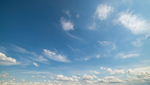 White clouds in the blue sky © Vesna