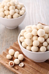 kacang atom