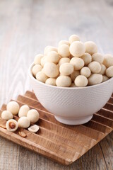 kacang atom