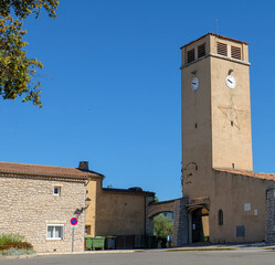 Kirchturm mit Pentagram Zeichen des Teufels in Frankreich 