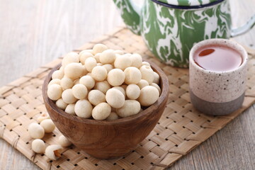 kacang atom