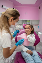 little girl came to the dentist with a toothache for treatment.