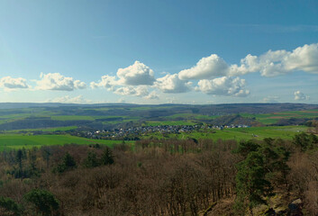 Fototapeta premium Blick vom Aussichtsturm Spitzer Stein in die Landschaft des Landkreis Rhein-Hunsrück im Mittelrheintal bei St. Goar. 