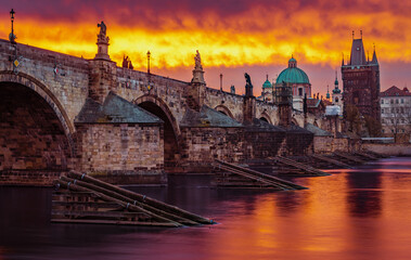 Fototapeta na wymiar Colourful dawn at the Charles Bridge in Prague. 