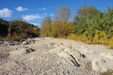 Fototapeta na wymiar Sécheresse manque d'eau dans les Pyrénées orientales, terre craquelée rivière Agly 