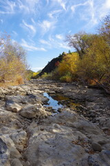 S&eacute;cheresse manque d'eau dans les Pyr&eacute;n&eacute;es orientales, terre craquel&eacute;e rivi&egrave;re Agly 