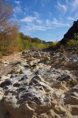 Sécheresse manque d'eau dans les Pyrénées orientales, terre craquelée rivière Agly 