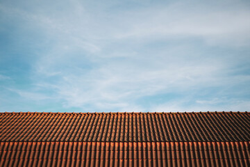 Le ciel bleu des Hauts-De-France où la brique et les tuiles oranges sont présentes.