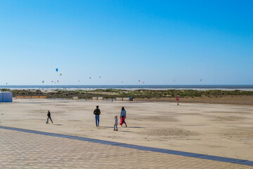 Fototapeta na wymiar Promenade en famille à la plage de Zeebrugge