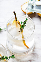 bebida fria de pera agua carbonatada y hielo refrescante para el verano 