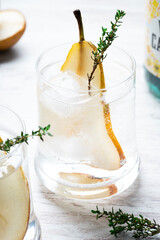 bebida fria de pera agua carbonatada y hielo refrescante para el verano 