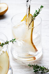 bebida fria de pera agua carbonatada y hielo refrescante para el verano 