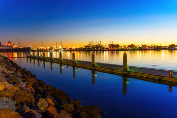 Obraz premium Night View of Long Beach Harbor and Queen Mary in California