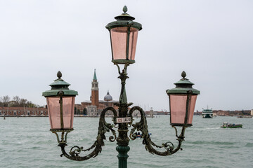 Fototapeta na wymiar Dreiarmige Strassenlaterne in Venedig