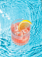 cocktail and lemon in the pool - 593895197