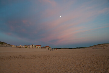 la plage de Vieux Boucau au crépuscule avec la lune au-dessus