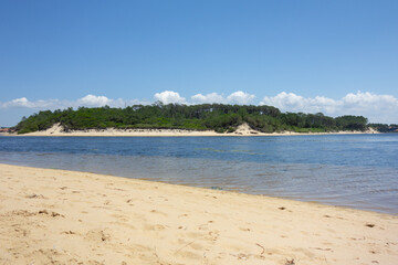 une plage et l'île du lac marin à Port d'Albret