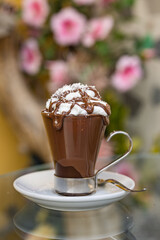Caffè speciale con caffè, panna, cioccolato e cocco servito in un bar
