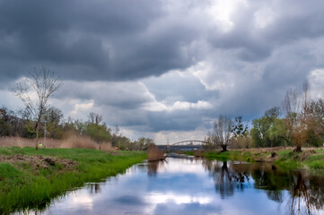 Fototapeta na wymiar Rzeka z widokiem na most