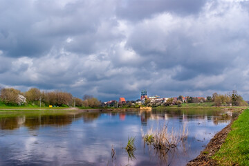 Fototapeta na wymiar Rzeka i widok na miasto