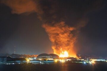 Naklejka na ściany i meble Scary huge fire of fuel tanks in the port of matanzas, cuba