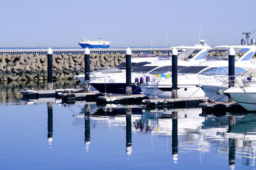 晴れ渡った春の横浜ベイサイドマリーナ（神奈川県横浜市）