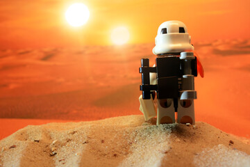 Naklejka premium Lego Star Wars figure Sandtrooper looks to the two suns of the desert planet Tatooine