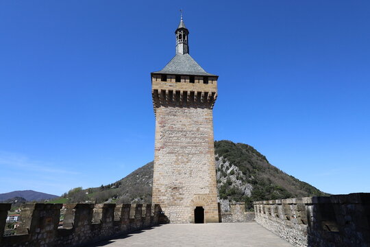 Le ch&acirc;teau de Foix, chateau fort m&eacute;di&eacute;val, ville de Foix, d&eacute;partement de l'Ari&egrave;ge, France