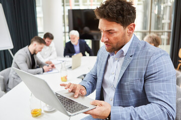 Geschäftsmann bei Recherche am Laptop Computer