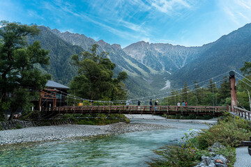 早朝の上高地　河童橋と穂高連峰【長野県・松本市】　Kamikochi in the early morning. Kappa Bridge and Hotaka Mountain Range - Nagano, Japan