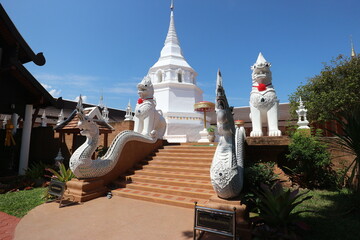 チェンマイ　白い仏塔と階段