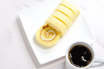 ふんわりとした食感のロールケーキ（バニラ）とコーヒーでおやつの時間