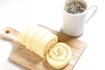 ふんわりとした食感のロールケーキ（バニラ）とコーヒーでおやつの時間