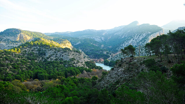 Mirador del embalse del Gaitanejo en el río Ardales.  Senderismo en el Caminito del Rey, provincia de Málaga, España