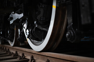 Nahaufnahme von Rädern einer alten Lokomotive
