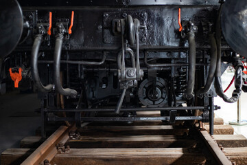 Nahaufnahme von Maschinenteilen einer alten Eisenbahn