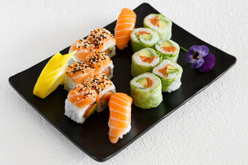 Assortiment de sushi et maki sur un fond blanc. Cuisine japonaise