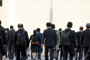 男性が多い後ろ姿の通勤風景