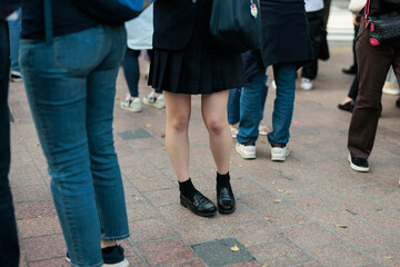 制服の女子高生の足元
