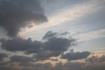 Fototapeta na wymiar dunkle Wolken im Sonnenuntergang