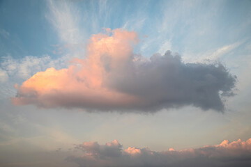 Fototapeta na wymiar dunkle Wolken im Sonnenuntergang