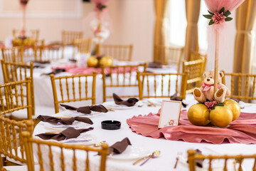 Pink and gold table decoration for a girl birthday